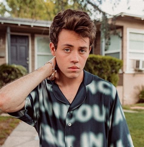 Ethan Cutkosky: Early Life, Net Worth & Girlfriends